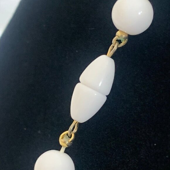 Vintage 60s White Beaded Hand Knotted Necklace - Picture 4 of 10